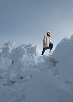 登雪山的美女图片