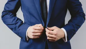 穿西服打领带的商务白领图片_1