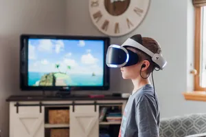 头戴VR眼镜的儿童图片