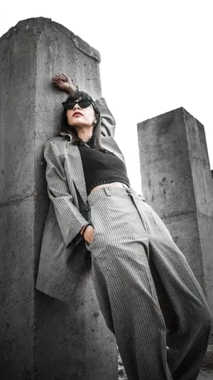 职场轻熟风美女写真艺术图片第1张