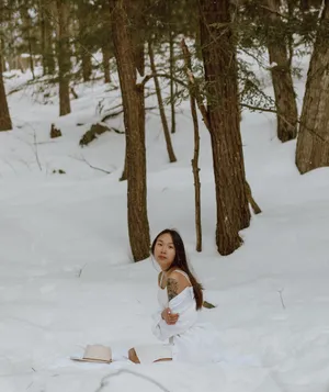 雪地美女艺术写真图片