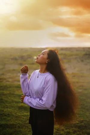 黄昏草原美女风景图片