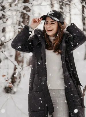 冬季雪中美女图片_1