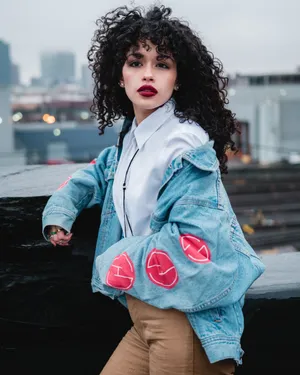 时尚大波浪卷发美女图片_1