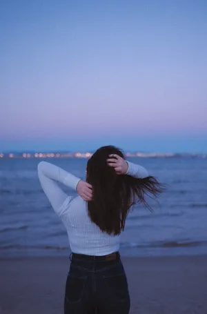 沙滩上长发美女背影图片