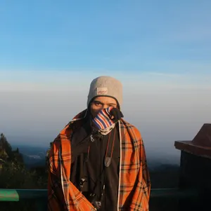 户外摄影师帅哥写真图片第1张