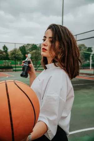 篮球场美女写真图片