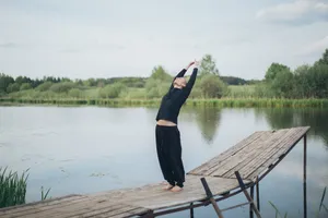 在户外练习瑜伽的男子图片