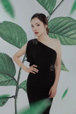 优雅气质亚洲美女写真图片第1张