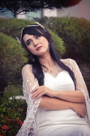 白色蕾丝婚纱美女图片第1张