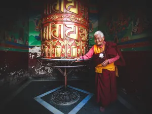 寺庙里绕着转轮走的和尚图片