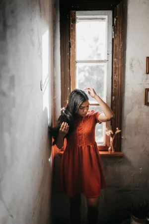 阁楼美女写真图片