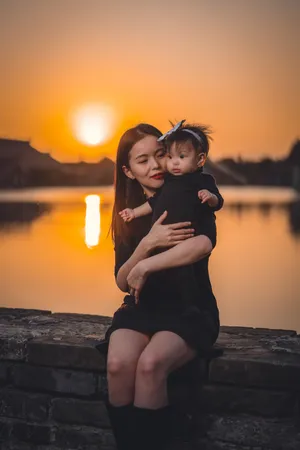 夕阳下的母女合影图片_1