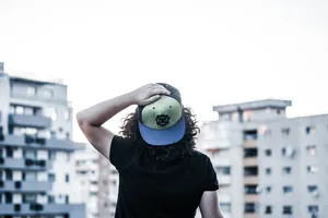 天台帅哥背影图片_1