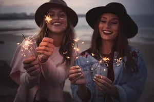 海边跨年闺蜜美女图片