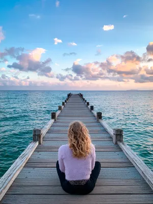 大海木栈道美女看海背影图片