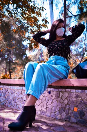 戴口罩的欧美美女图片_1