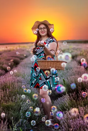 微胖美女花海写真图片第1张