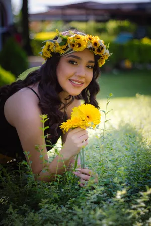 娇羞花环美女写真图片_1