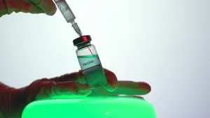 手持针管吸出疫苗图片第1张