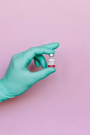 手拿新冠疫苗瓶图片第1张