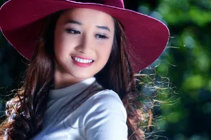 美女低头浅笑图片_1