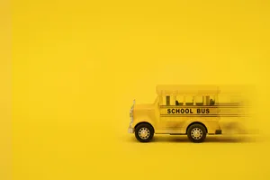 卡通小汽车黄色背景图片_1
