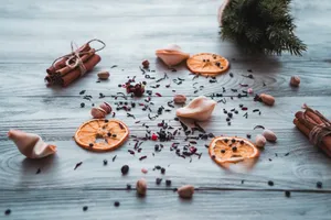 木板上的干果图片_1