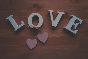 LOVE木纹背景图片第1张