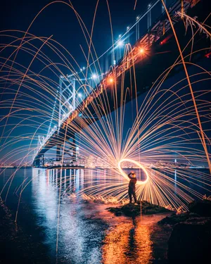 线性流光喷溅夜景图片第1张