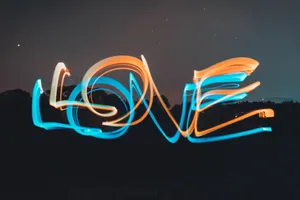LOVE荧光艺术字图片第1张