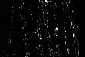 泼水水流黑色背景图片_1