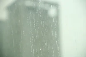下雨白色背景图片_1