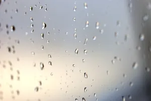 透明玻璃雨滴背景图片