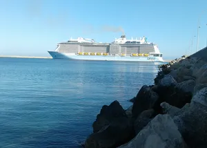 海边大型邮轮图片_1