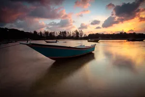 海滩上的小舟图片
