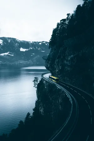 江河蜿蜒公路大巴车图片_1