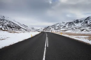 冬季雪山公路图片第1张