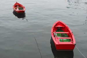 湖面红色小船只图片_1
