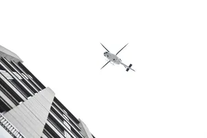 商务楼上空的直升机图片_1