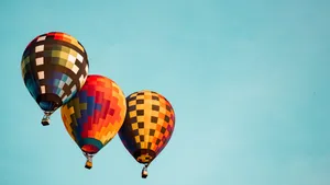 向着天空飘去的热气球图片