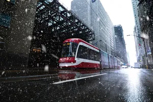 路面行驶电车图片_1