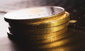 一叠金色比特币图片_1