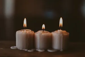 燃烧的白色蜡烛图片
