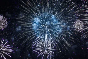 天空绽放烟花图片