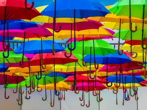 五颜六色雨伞天幕图片_1