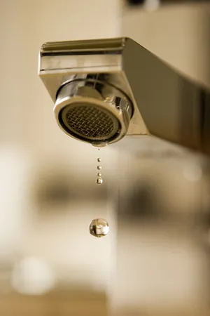 水龙头水滴特写摄影图片_1