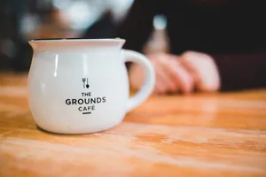 简约白色陶瓷杯子图片_1