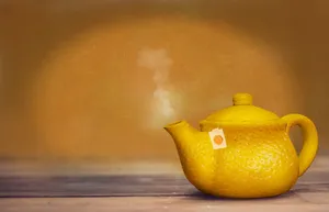 黄色陶瓷茶壶图片