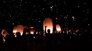 放飞到天空中许愿的孔明灯图片第张